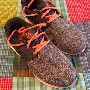 ABEO Spiral Women’s athletic shoes sneaker 8 W wide. VGUC. No insoles!